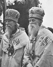 Архиепископ Виталий (Максименко) слева, рядом с митрополитом Анастасием